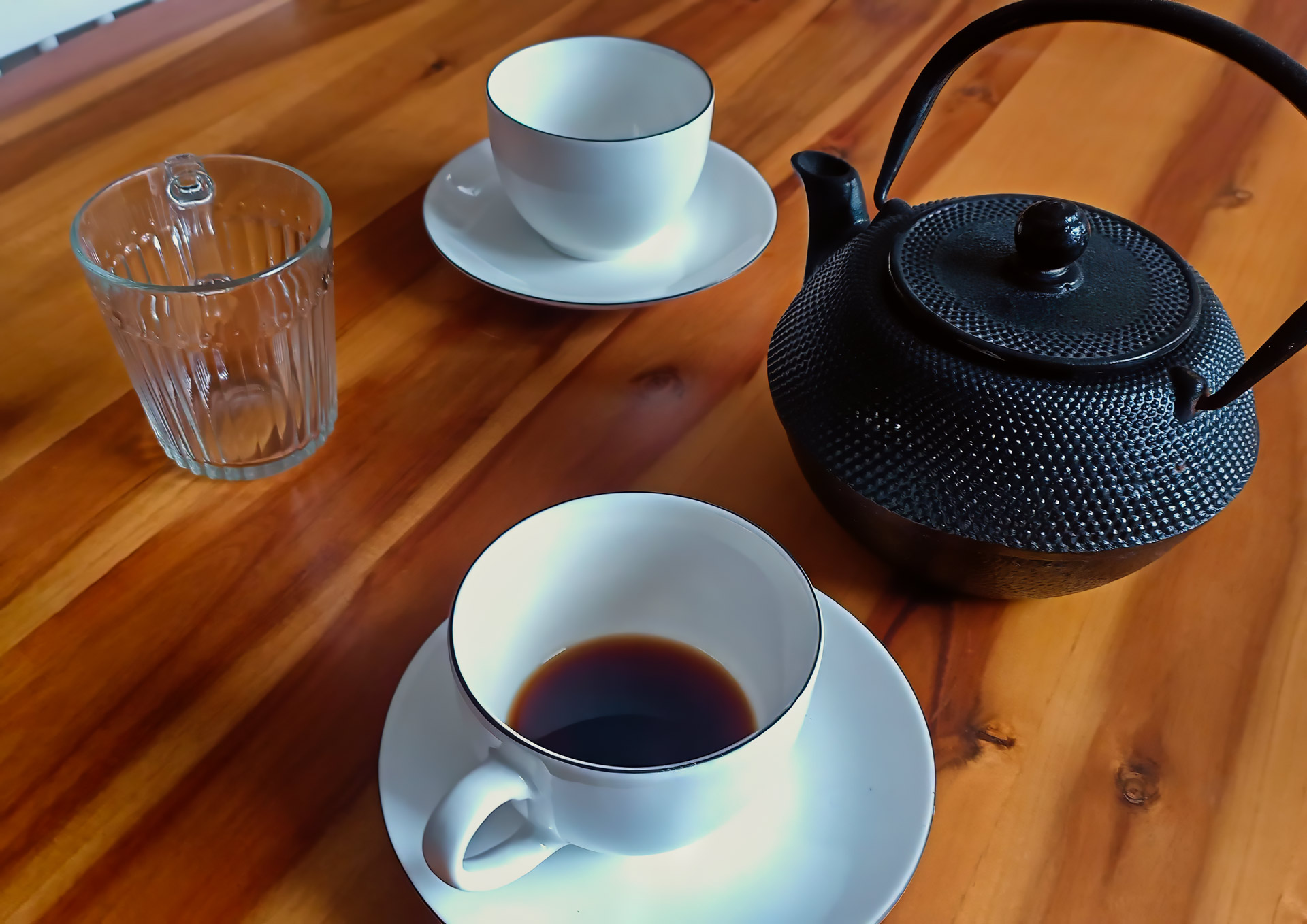 Tisch mit Teekanne und Tassen